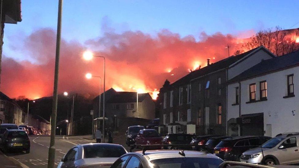 Fflamau uwchben Ffordd Sandybank yn Ystrad, Rhondda Cynon Taf nos Lun