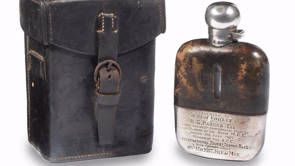 The flask is hallmarked 'John Yates & Son, Birmingham, Sterling Silver, 1906