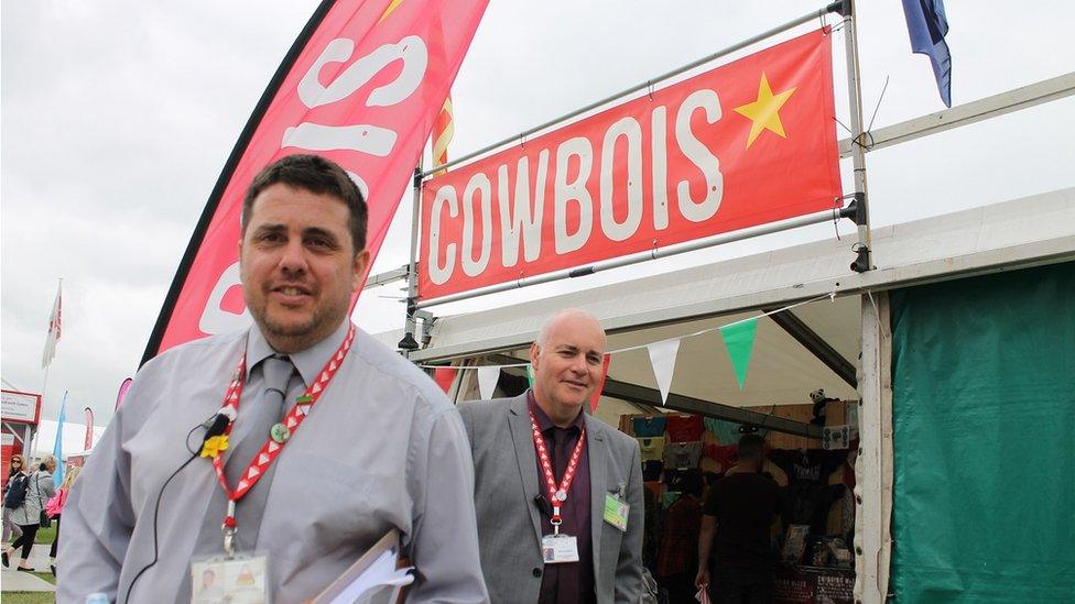 Y staff sydd wedi trefnu Eisteddfod eleni'n llwyth o gowbois? O ble gawsoch chi'r syniad yna?