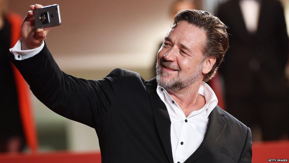 Russell Crowe takes a selfie