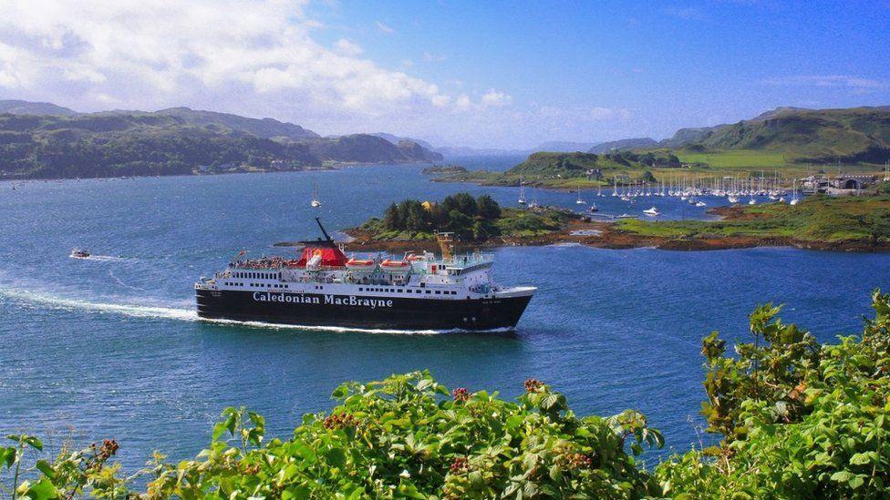 Aiseag ChalMac a' fàgail an Òbain