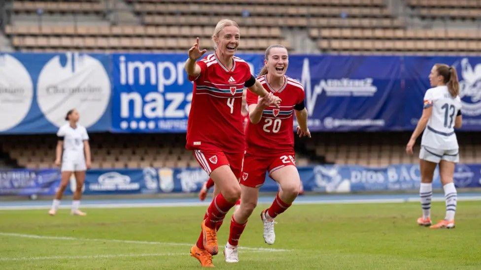 Sophie Ingle yn dathlu