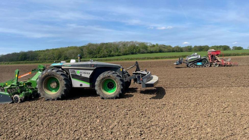 Driverless tractors 'the future' says St Neots farmer - BBC News
