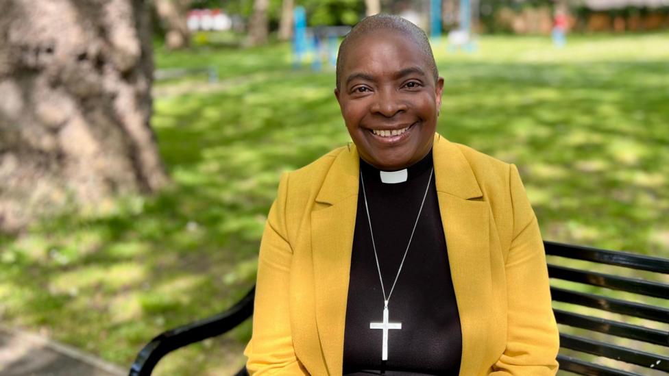 Portsmouth service celebrates 30 years of female priests - BBC News