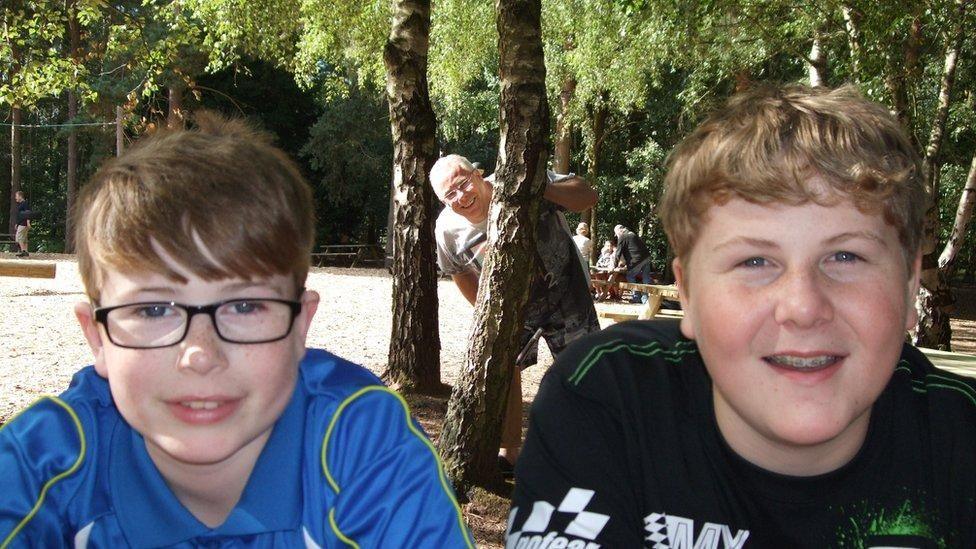 Llun teulu o rai blynyddoedd yn ol o Osian Land yn blentyn gyda'i frawd Sion a'u tad Graham