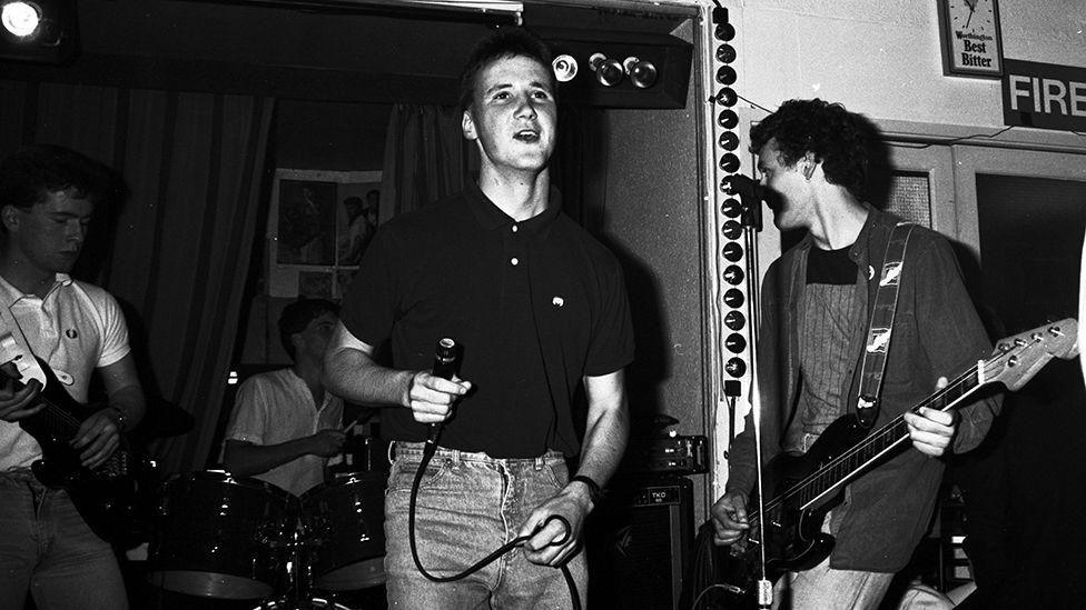 Arfer Anfad - gyda Jerry Hunter (dde, ar y bas) a Richard Wyn Jones (yn y cefn, ar y drymiau)