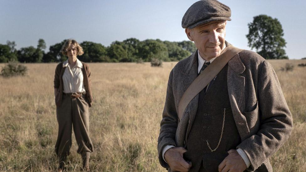 Carey Mulligan and Ralph Fiennes in The Dig