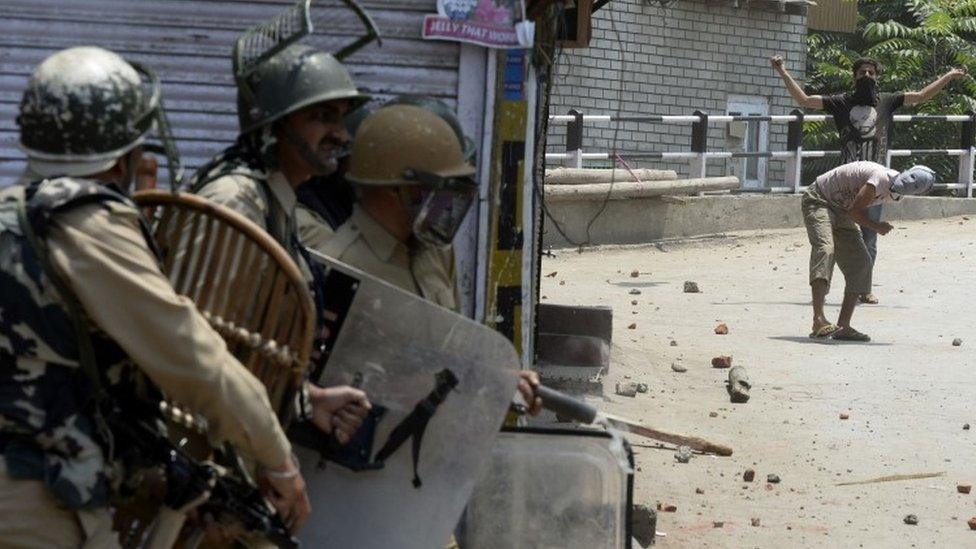 Kashmiri protestors (right) throw stones towards Indian government forces during clashes in Srinagar (08 July 2017)