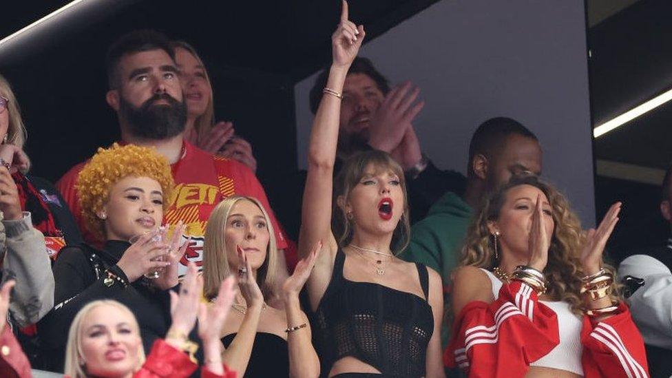 Taylor Swift cheering