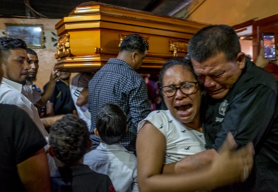 The grandmother of Nelson Téllez cries at his funeral