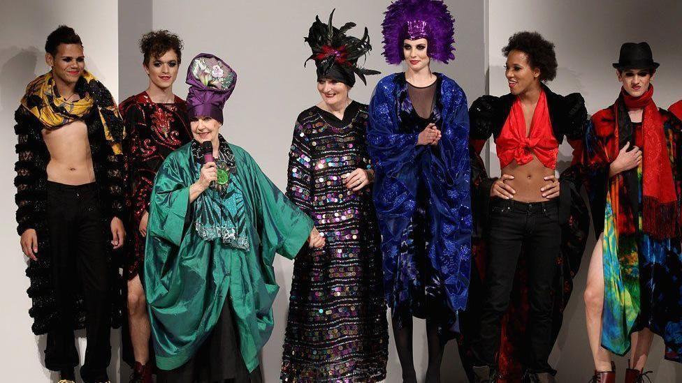 Molly Parkin mewn sioe ffasiwn