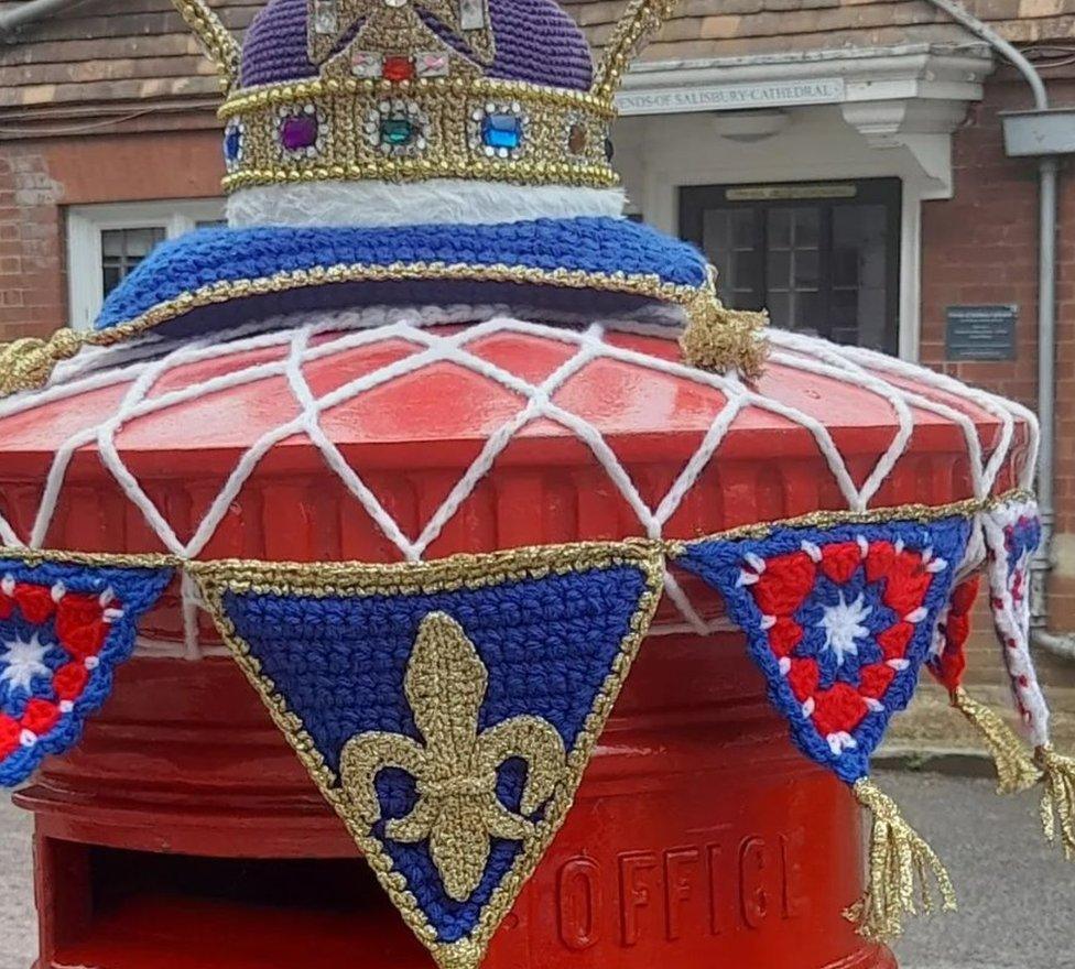 Knitted post-box topper outside of Friends of Salisbury Cathedral house