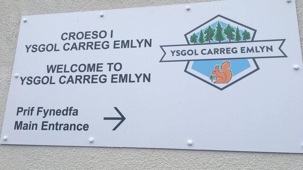 Arwydd Ysgol Carreg Emlyn