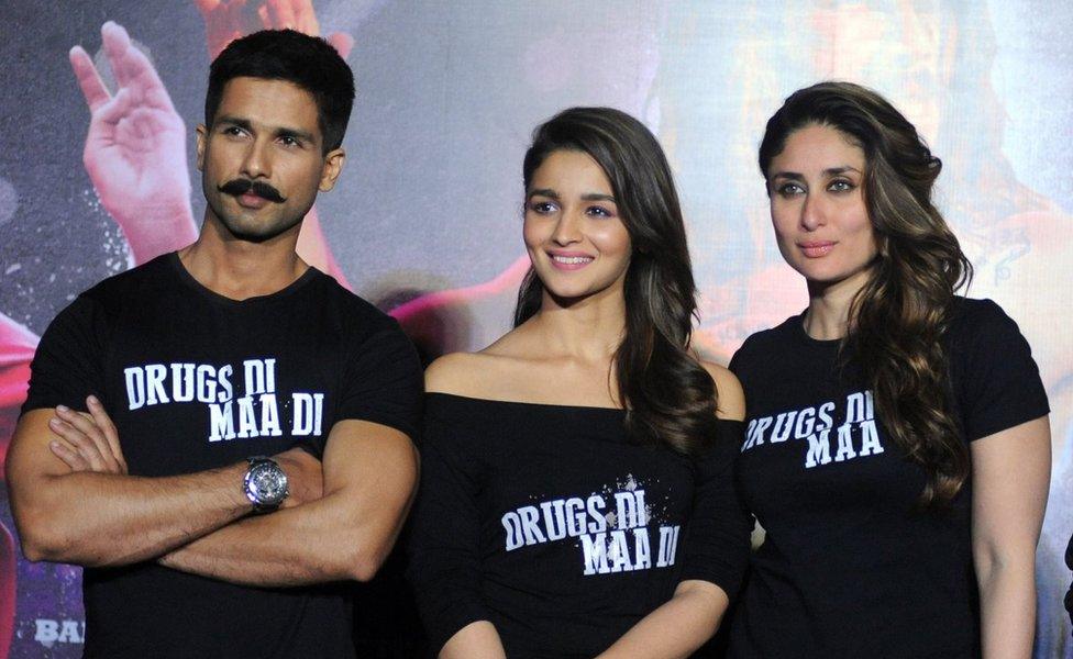 Indian Bollywood actor Shahid Kapoor(L)poses with actresses Alia Bhatt(C)and Kareena Kapoor Khan(R)during the trailer launch of the forthcoming Hindi film Udta Punjab written and directed by Abhishek Chaubey in Mumbai on April 17, 2016.