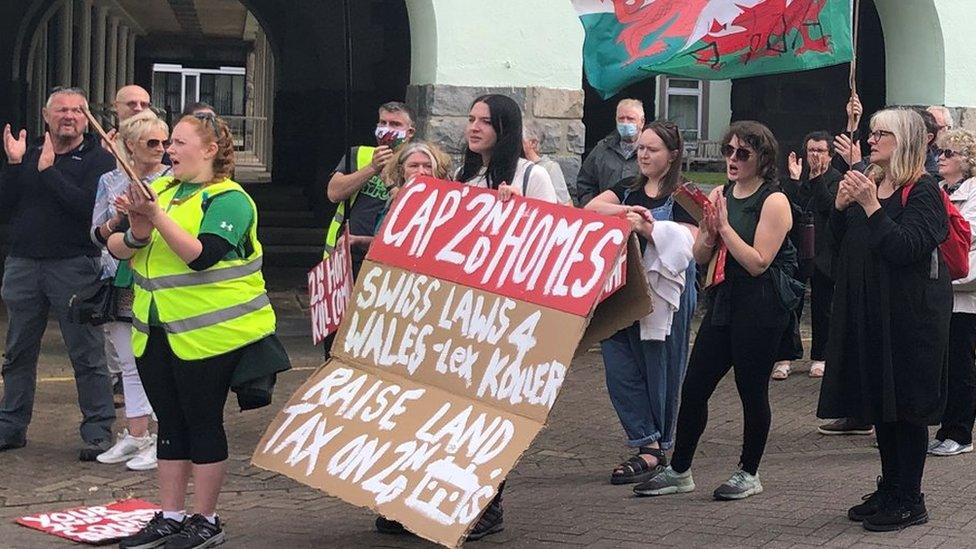 Rhai o'r protestwyr tu allan i bencadlys Cyngor Gwynedd yng Nghaernarfon ddydd Sadwrn