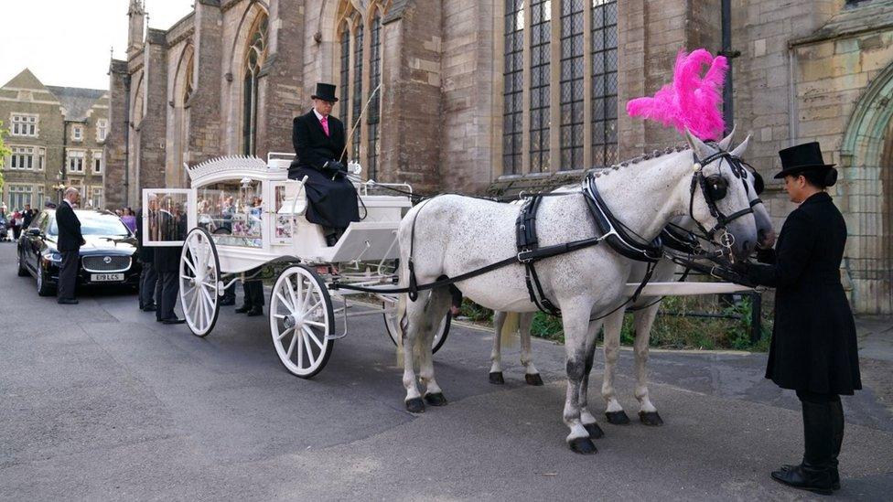 Horse-drawn carriage arrives at church