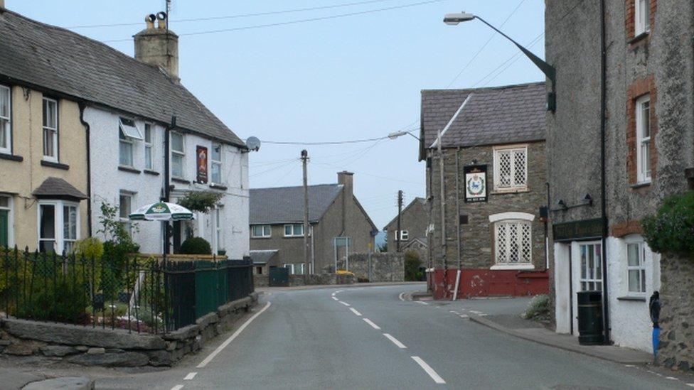 The B4401 through Cynwyd