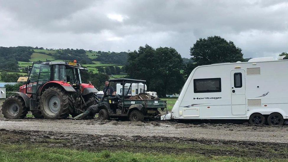 Tractor yn rhyddhau tryc a charafán