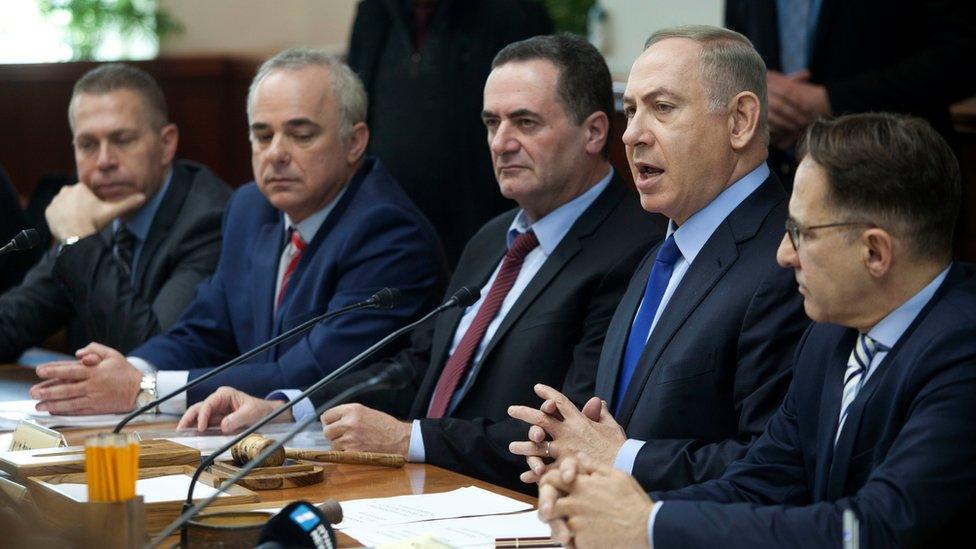 Israeli Prime Minister Benjamin Netanyahu (second right) attends a cabinet meeting in Jerusalem (25 December 2016)