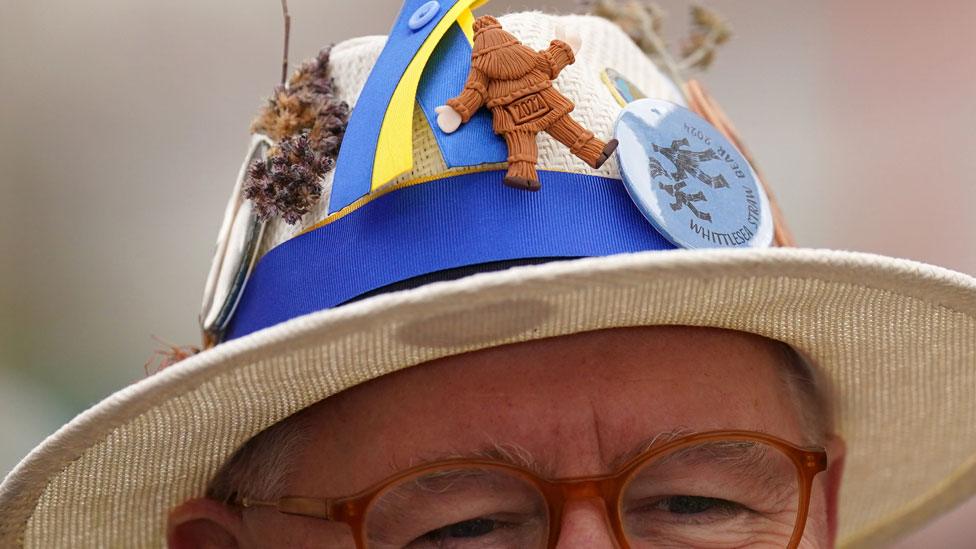 A straw bear badge on a man's hat, Whittlesey, 2024