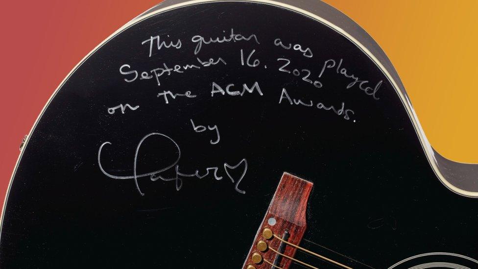 close-up-on-writing-on-taylor-swift-guitar