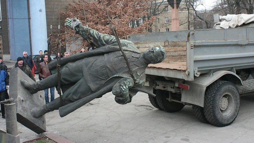 Monument being dismantled