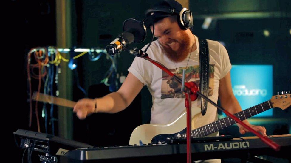 Jack Garratt plays live