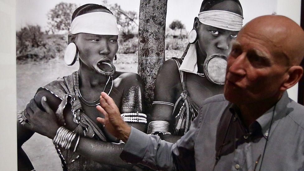 Sebastião Salgado in front of one of his photos at the National Museum of Singapore in 2014