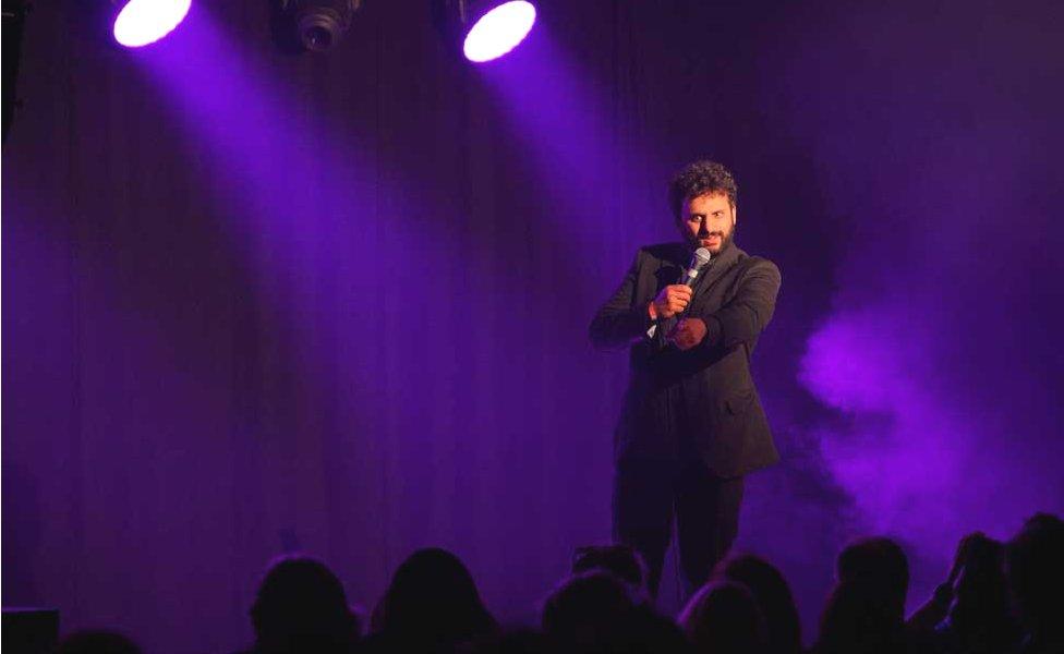 Nish Kumar yn yr wyl yn 2019