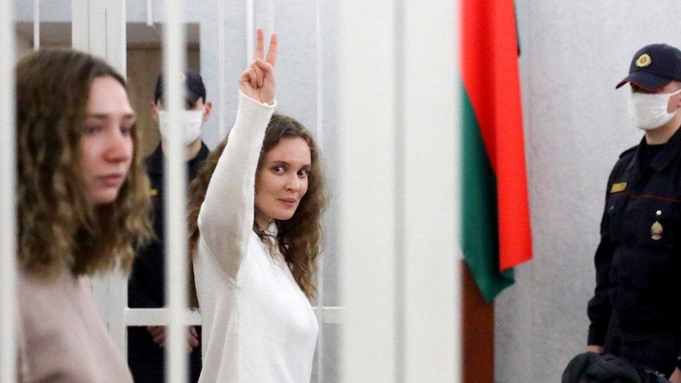 Katerina Andreyeva gave a victory sign in court, next to Daria Chultsova, 9 Feb 21