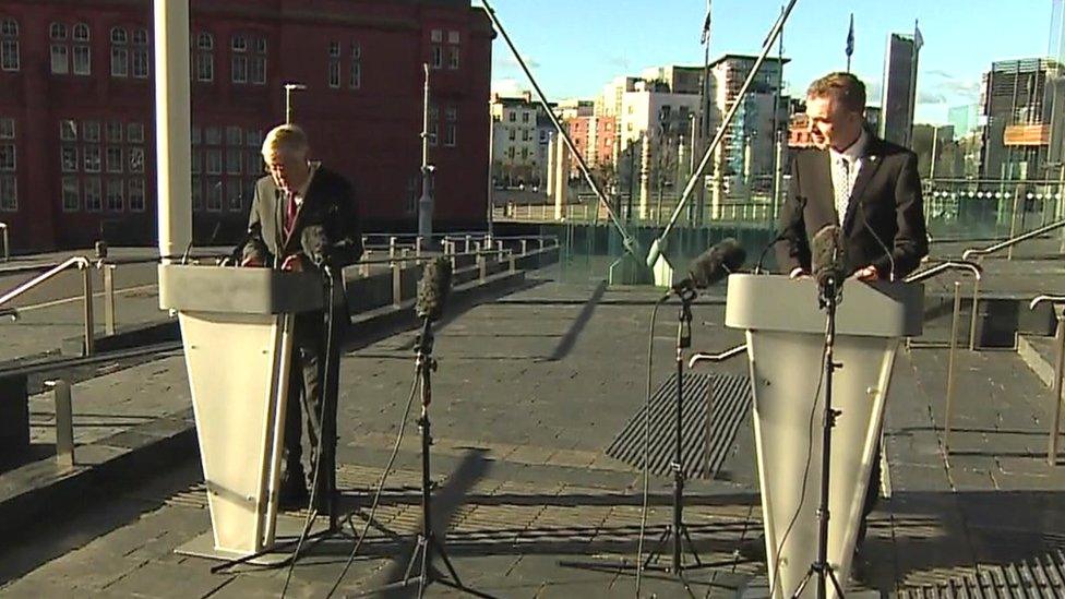 Roedd Mark Drakeford ac Adam Price yn cyhoeddi'r cytundeb tu allan i'r Senedd ddydd Llun