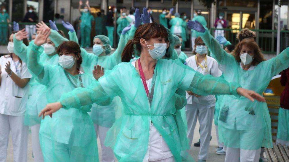 Health workers react during the nightly applause at eight o'clock at 12 de Octubre hospital