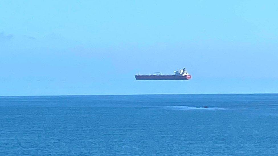 Hovering ship