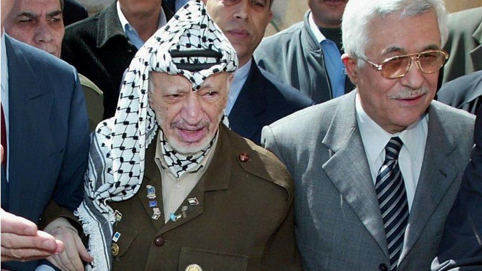 Mahmoud Abbas (right) and Yasser Arafat (March 2003)