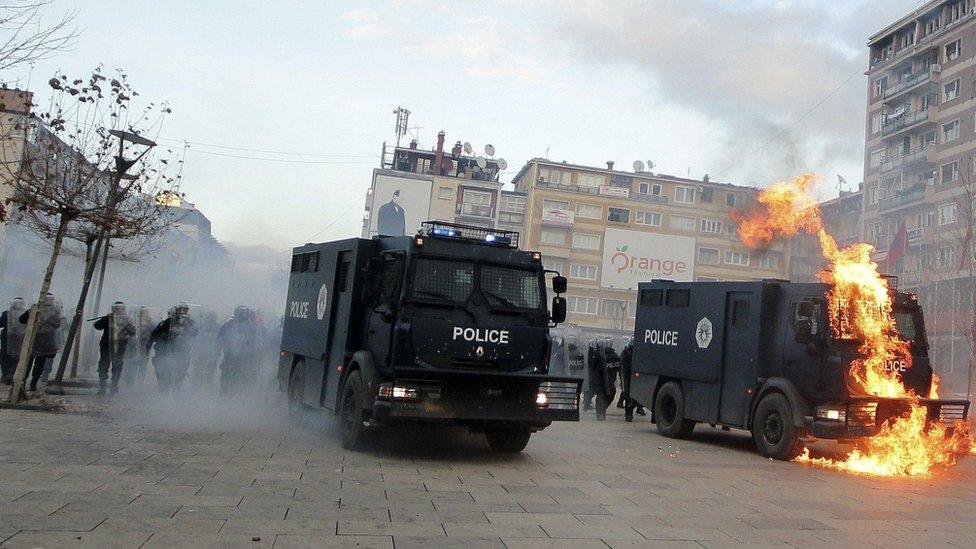 Police vehicle in Pristina set on fire (9 January)