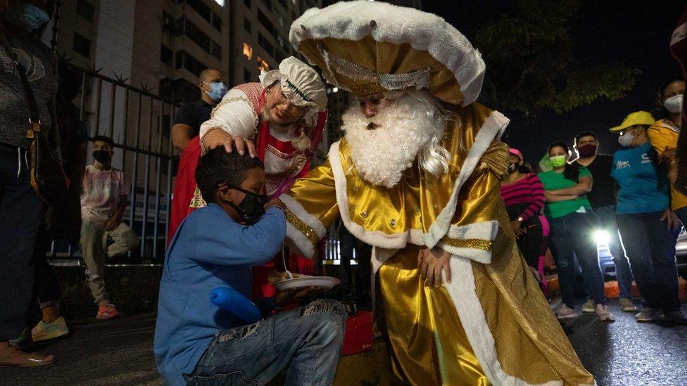 Volunteers of the NGO "Regalame un jajaja" deliver food to homeless people in Caracas, Venezuela, 23 December 2021