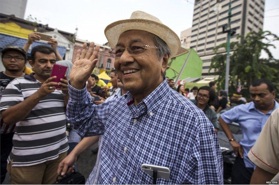 Former Malaysian Prime Minister Mahathir Mohamad (C) waves as he attends a rally organised by pro-democracy group "Bersih" (Clean) near Central Market in Malaysia's capital city of Kuala Lumpur, 30 August 2015.