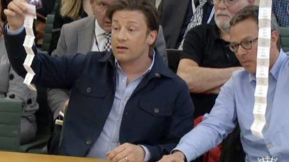 Jamie Oliver and Hugh Fearnley-Whittingstall demonstrating how many sachets of sugar are in a soft drink