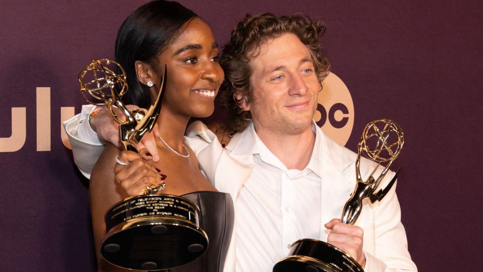 Ayo Edebiri and Jeremy Allen White holding up their Emmy trophies, 15 January 2024