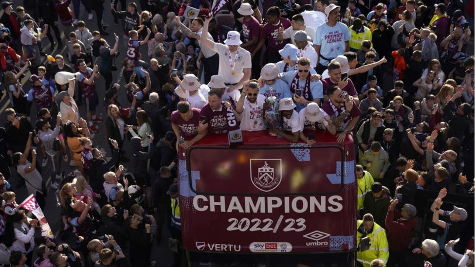 Players wave to fans