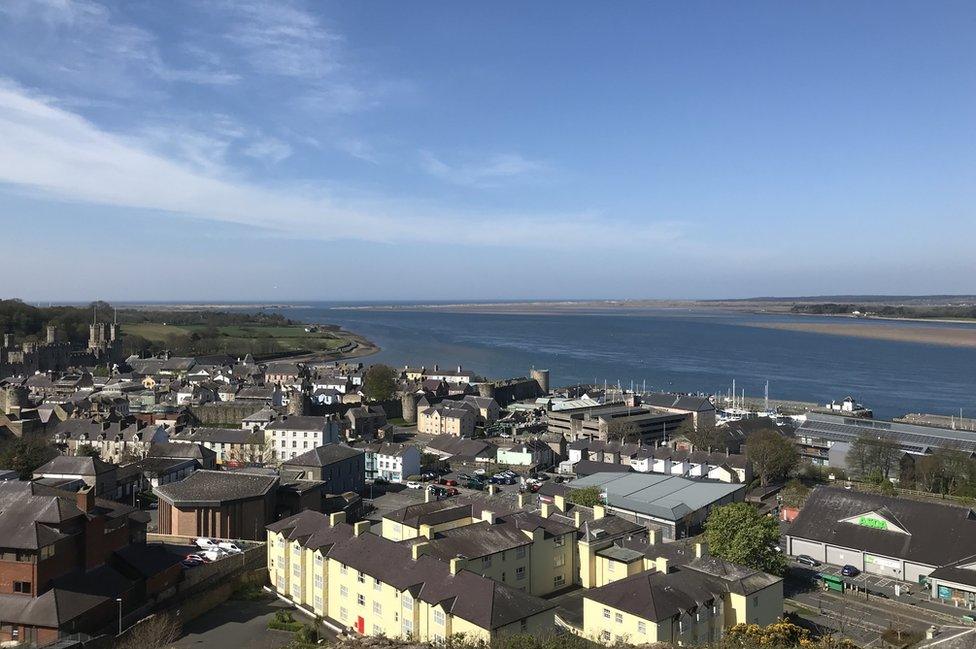 Panorama tua Ynys Môn