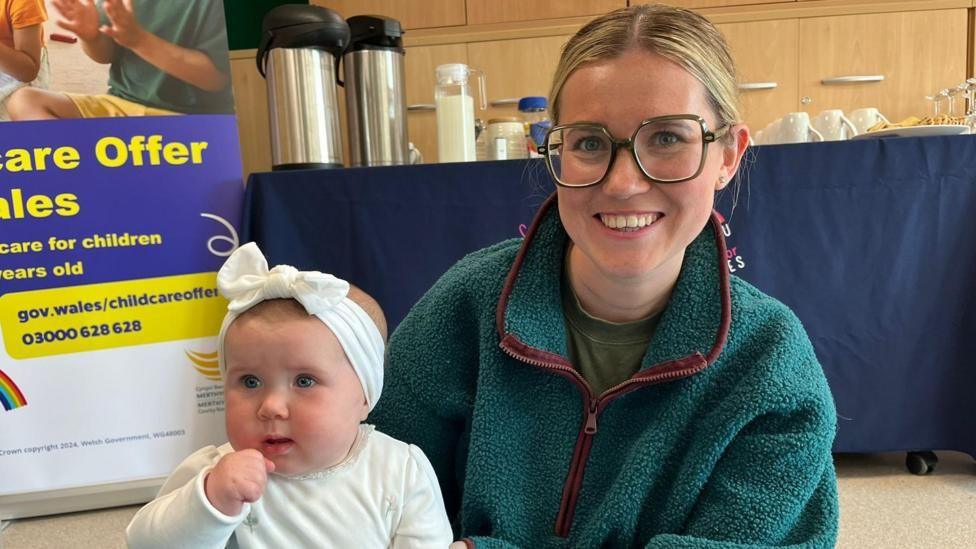 Caragh Bell-Langford gyda'i merch Noa 