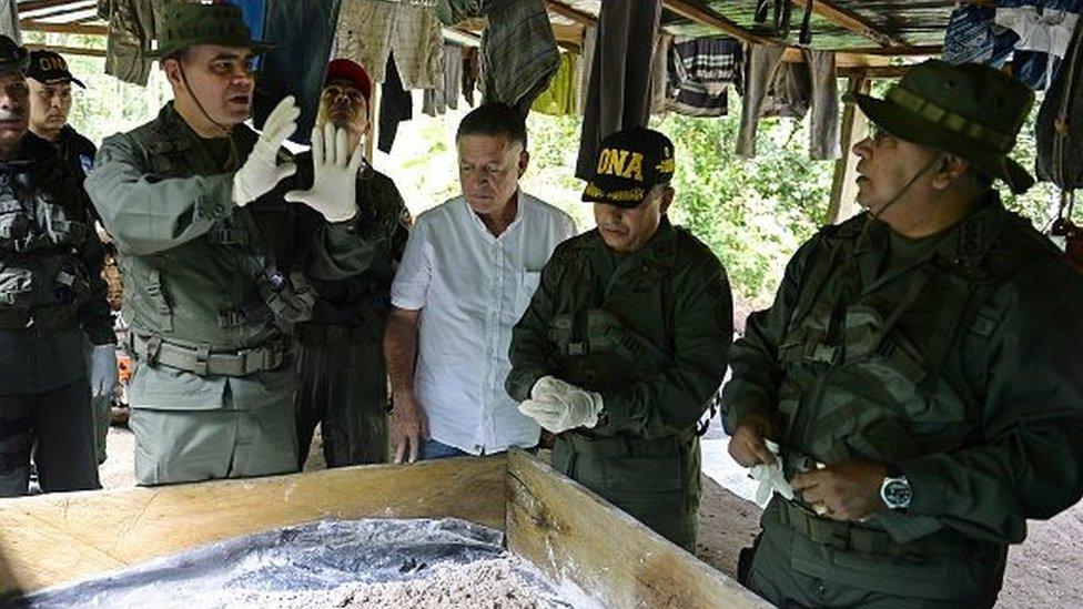 Venezuelan Defence Minister Vladimir Padrino Lopez (left) during an operation to destroy clandestine cocaine laboratories (06 December 2014)