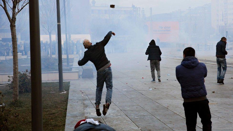 Pristina protesters throw stones at police (9 January)