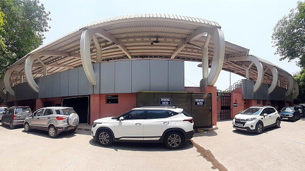 People in their vehicles for a shot of Covid vaccine during the Chief Minister of Delhi Arvind Kejriwal kickstarts Delhi government's drive-through vaccination centre free COVID vaccination centre at Chhatrasal Stadium, Model Town, on May 29, 2021 in New Delhi, India.