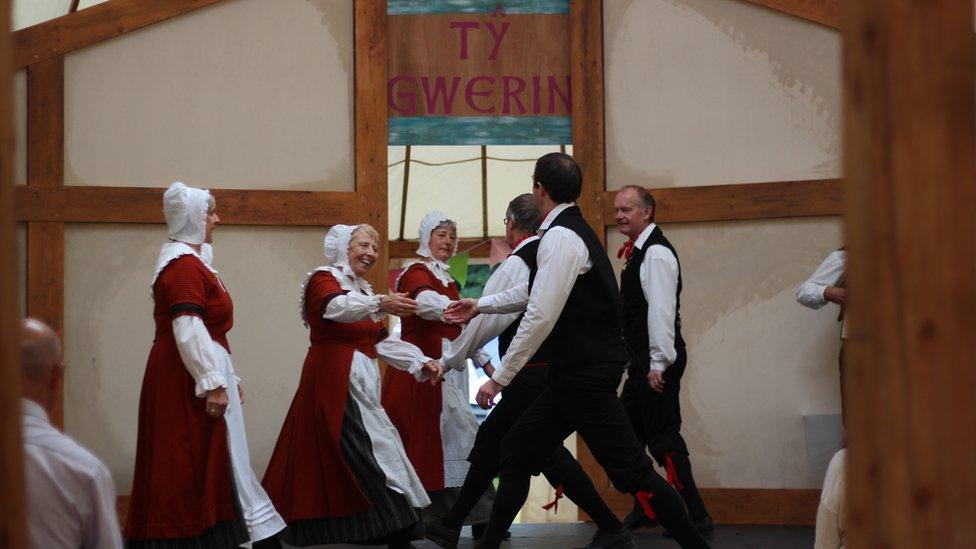 Dawnswyr Caerdydd yn y Ty Gwerin // Folk dancing