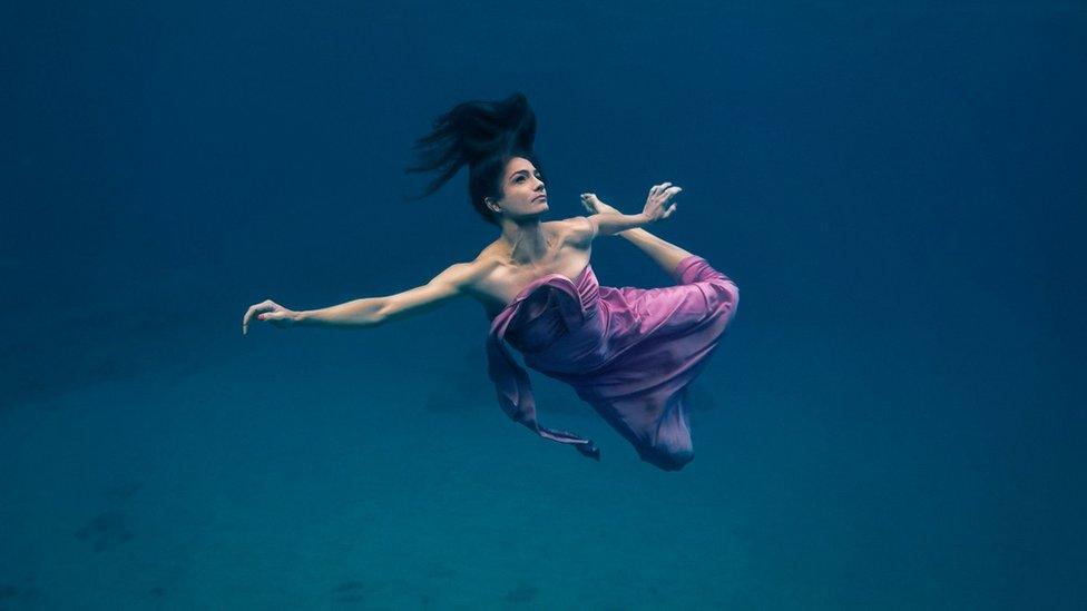 Si Crowther's friend Christine underwater in Hawaii