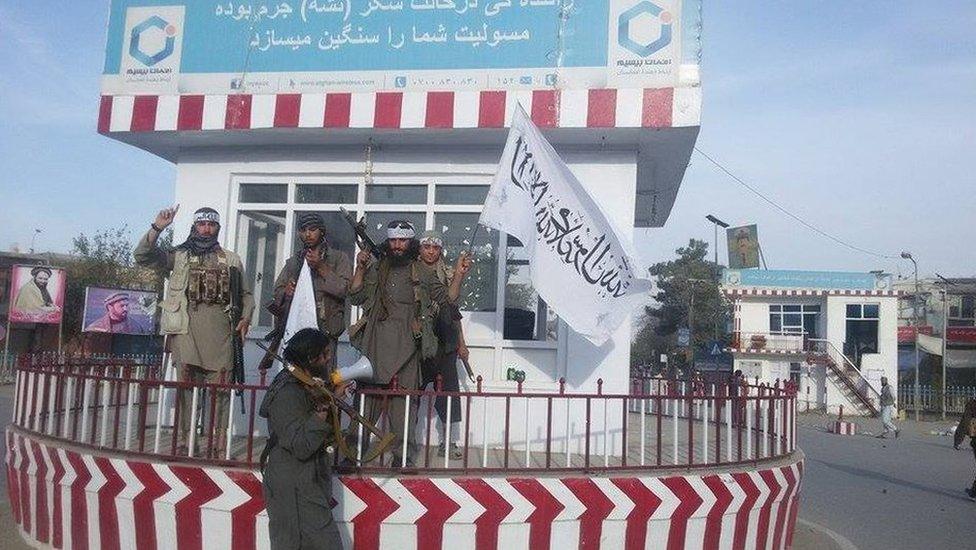 Tweet by Afghanistan Taliban spokesman Zabihullah Mujahid showing fighters at a Kunduz roundabout