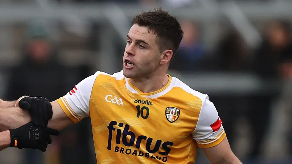 McBride se retira del panel de fútbol de Antrim