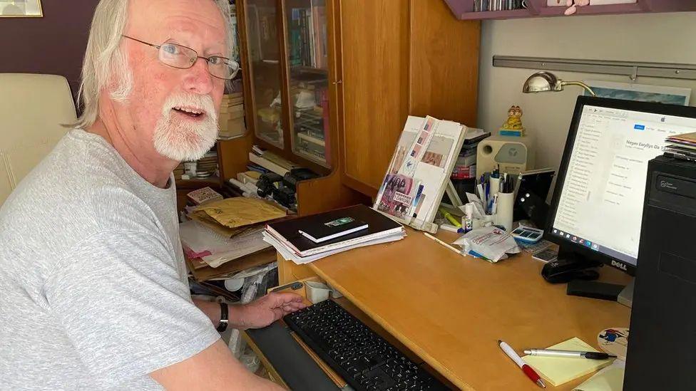 Roedd Geraint Davies yn rhan o gyfansoddi'r gân 'Ni'